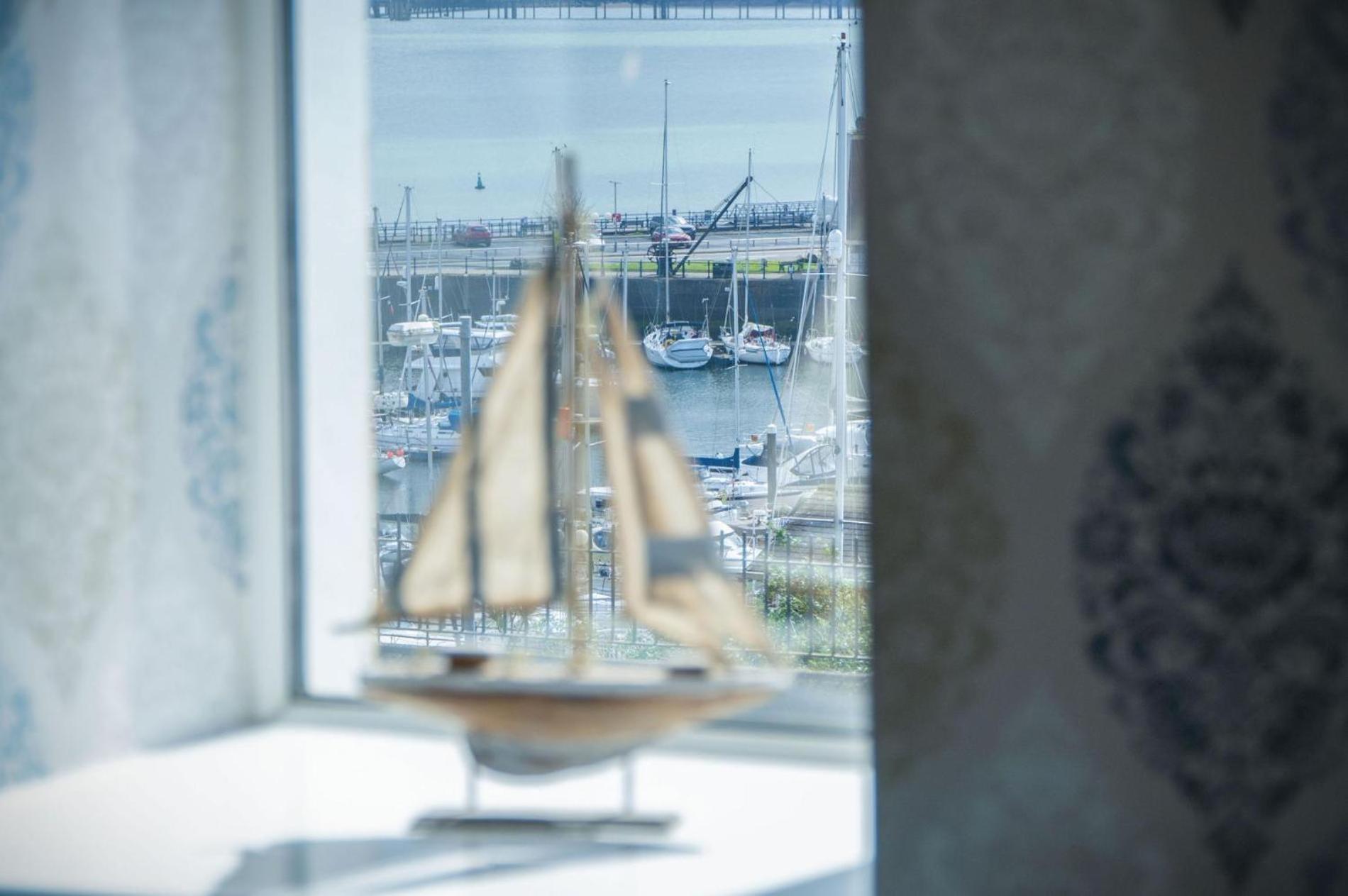 Harbour View - 2 Bedroom Apartment - Милфорд Хейвън Екстериор снимка